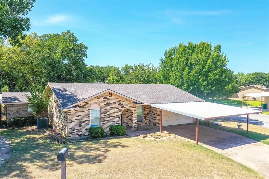 Property Photo: 1715 Timberlane Street TX 76458