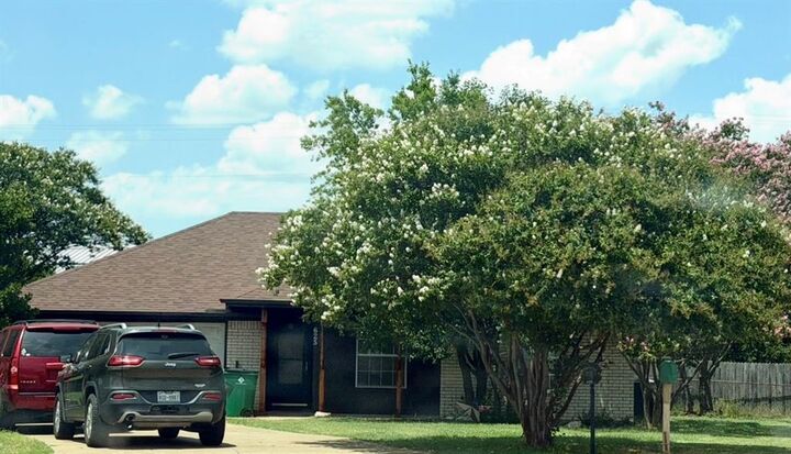 Property Photo: 625 Linda Court TX 76058
