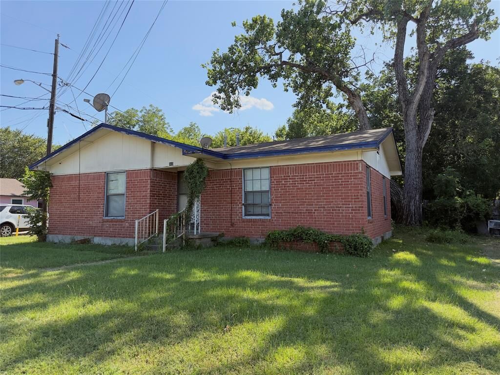 Property Photo: 303 N Masters Drive TX 75217