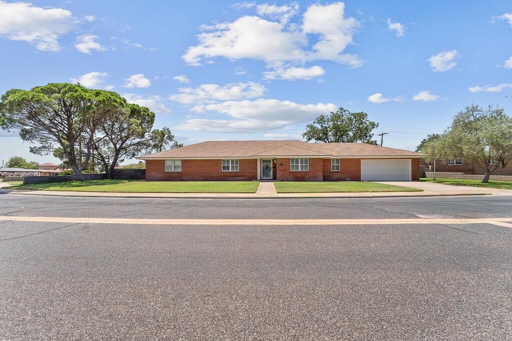 Property Photo:  1211 Wilshire Dr  TX 79761 