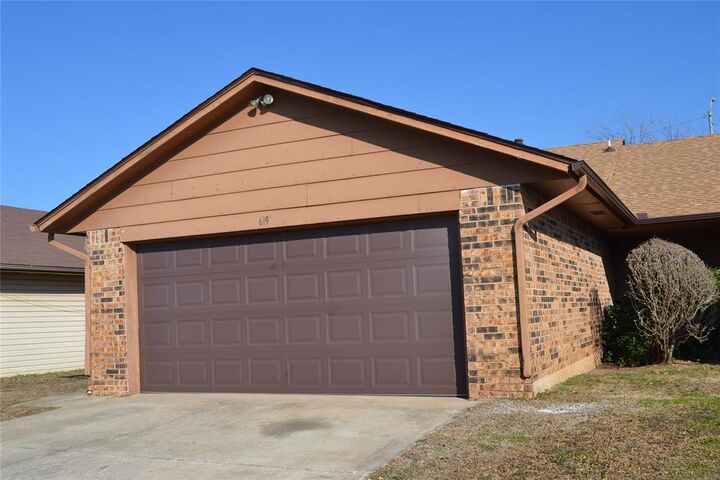 Property Photo:  619 Peppertree Lane  OK 73110 