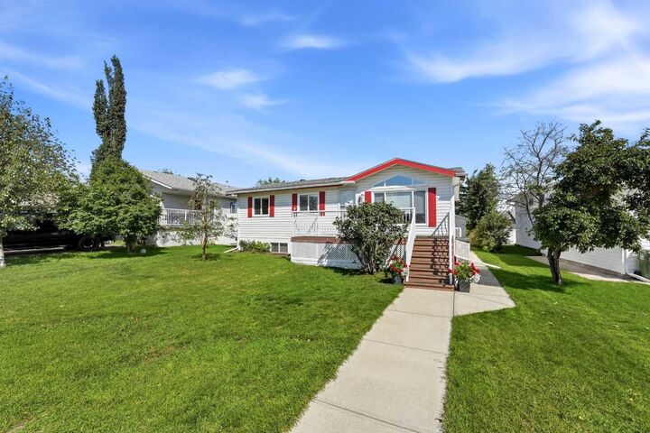 Property Photo:  4591 Eastview Crescent  AB T0C 2J0 