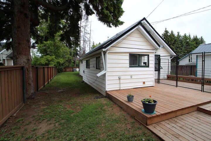 Property Photo:  4915 52 Avenue  AB T0M 0X0 