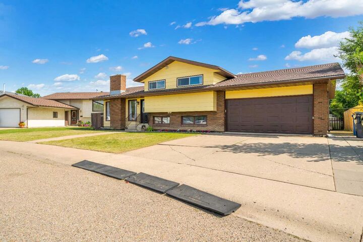 Property Photo: 61 Rossmere Way SE AB T1B 2M7
