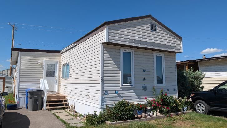 Property Photo:  5853 4 Street W 33  AB T0L 0T0 