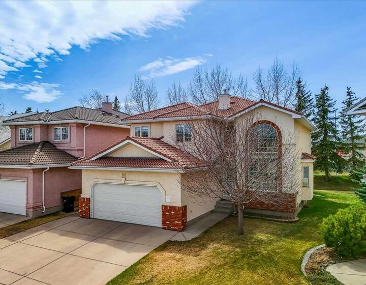 98 Hampstead Circle NW — photo 1