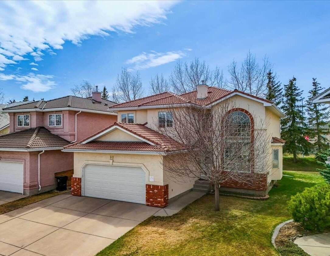 Property Photo: 98 Hampstead Circle NW AB T3A 5P1