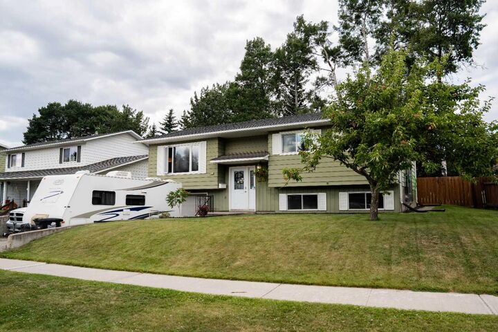 Property Photo: 402 Mountain Street AB T7V 1K6