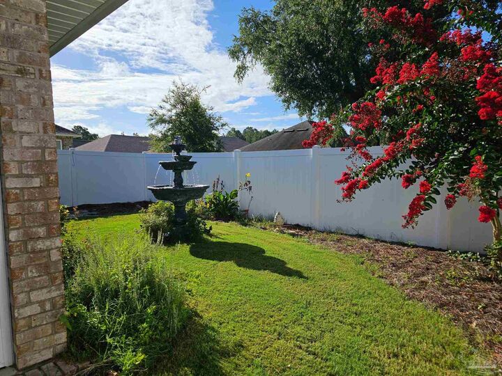 Property Photo: 3881 Throne Ct FL 32583