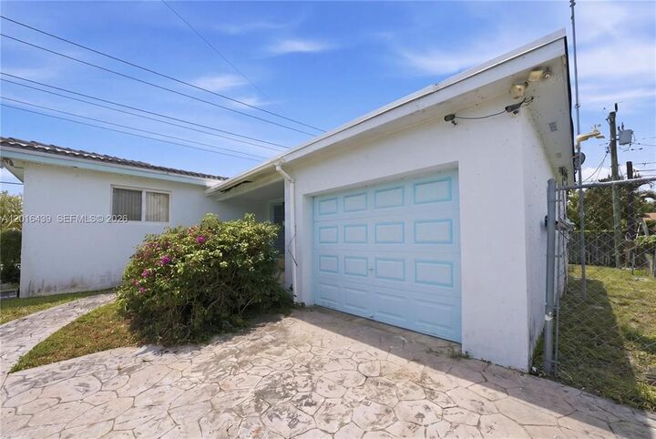 Property Photo:  2300 N 57th Terrace  FL 33021 