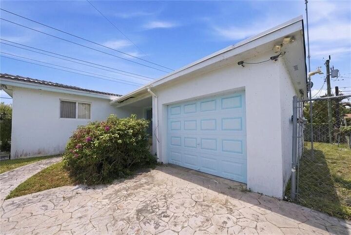 Property Photo: 2300 N 57th Terrace FL 33021