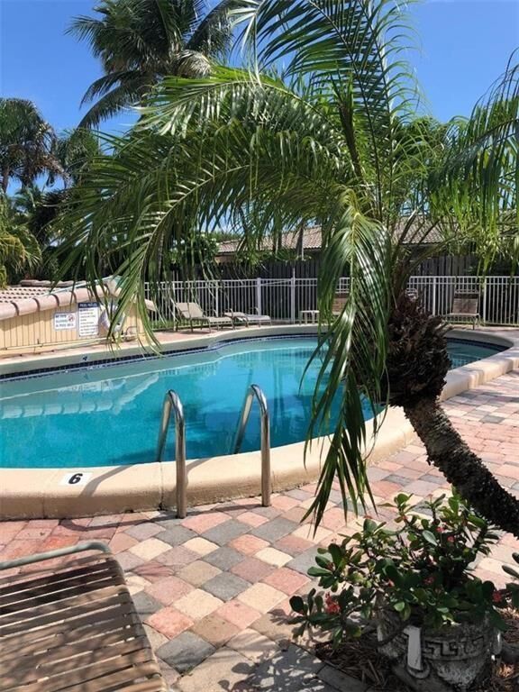 Property Photo: 736 NE 13th Court 17 FL 33304