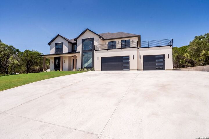 Property Photo: 9007 Fox Briar Ln TX 78006