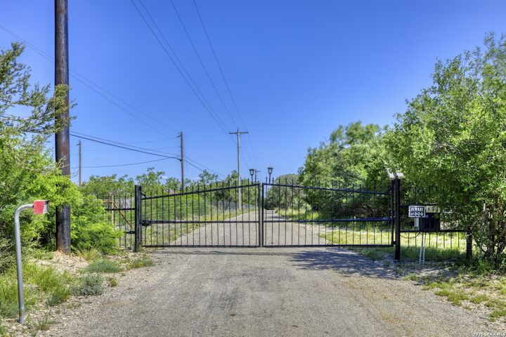 Property Photo: 433 Mills Ln TX 78801