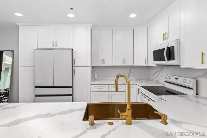 Property Photo:  602 W Fir St 201  CA 92101 