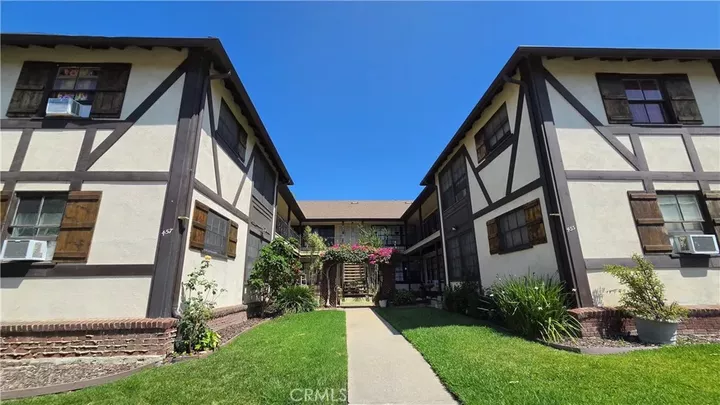 Property Photo:  455-- 457 W Elm  CA 91506 