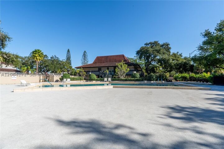 Property Photo: 491 Ives Dairy Rd 202-5 FL 33179