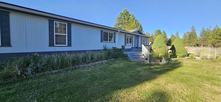 Property Photo:  40218 N Newport Hwy  WA 99009 