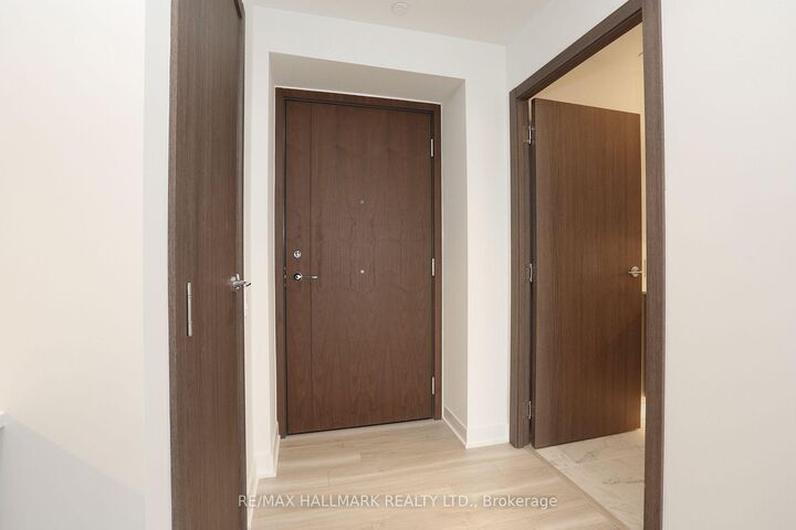 Property Photo:  17 Bathurst Street 4007  ON M6A 2E1 