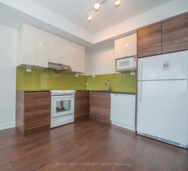 Property Photo: 121 McMahon Drive 3003 ON M2K 0C1