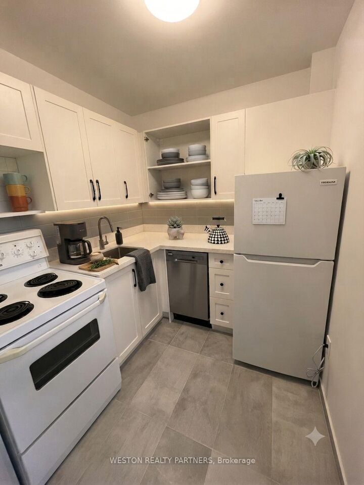 Property Photo:  88 Wellesley Street E 304  ON M4Y 1H4 