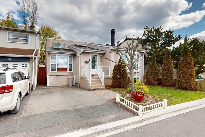 Property Photo:  39 Lucas Lane 16  ON L1S 3P7 