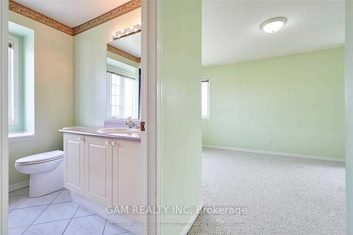 Property Photo:  5030 Heatherleigh Avenue N 101  ON L5V 2G7 