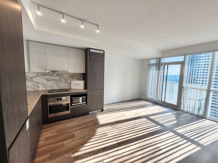 Property Photo:  28 Interchange Way 3203  ON L4K 0P8 