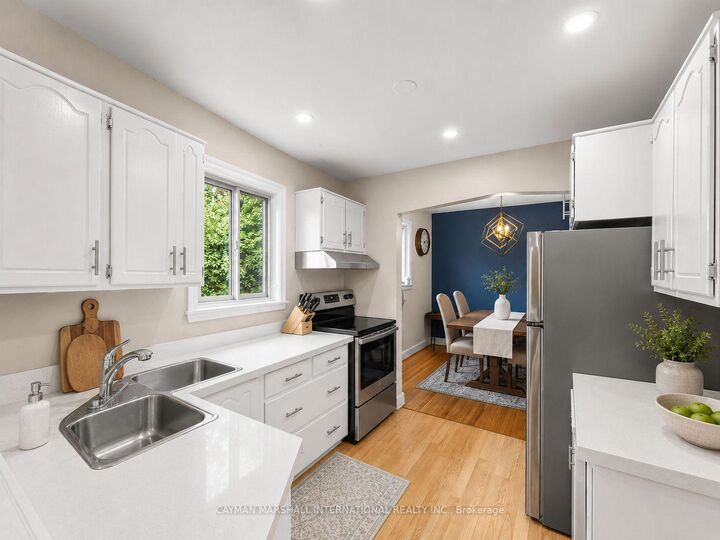 Property Photo: 27 Maple Avenue N ON L5H 2R9