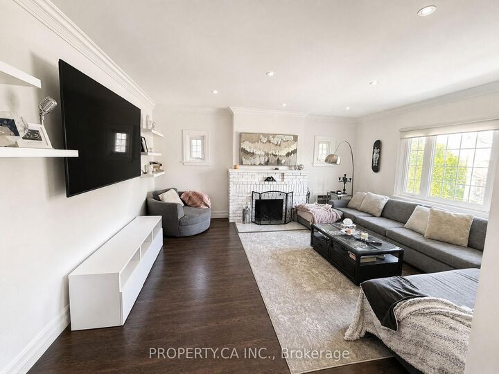 Property Photo:  460 Oriole Parkway Upper  ON M5P 2H8 