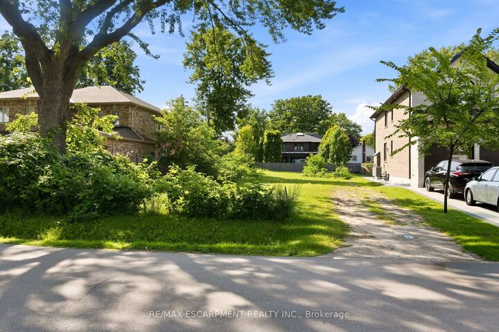 Property Photo:  75 Troy Street  ON L5G 1S6 
