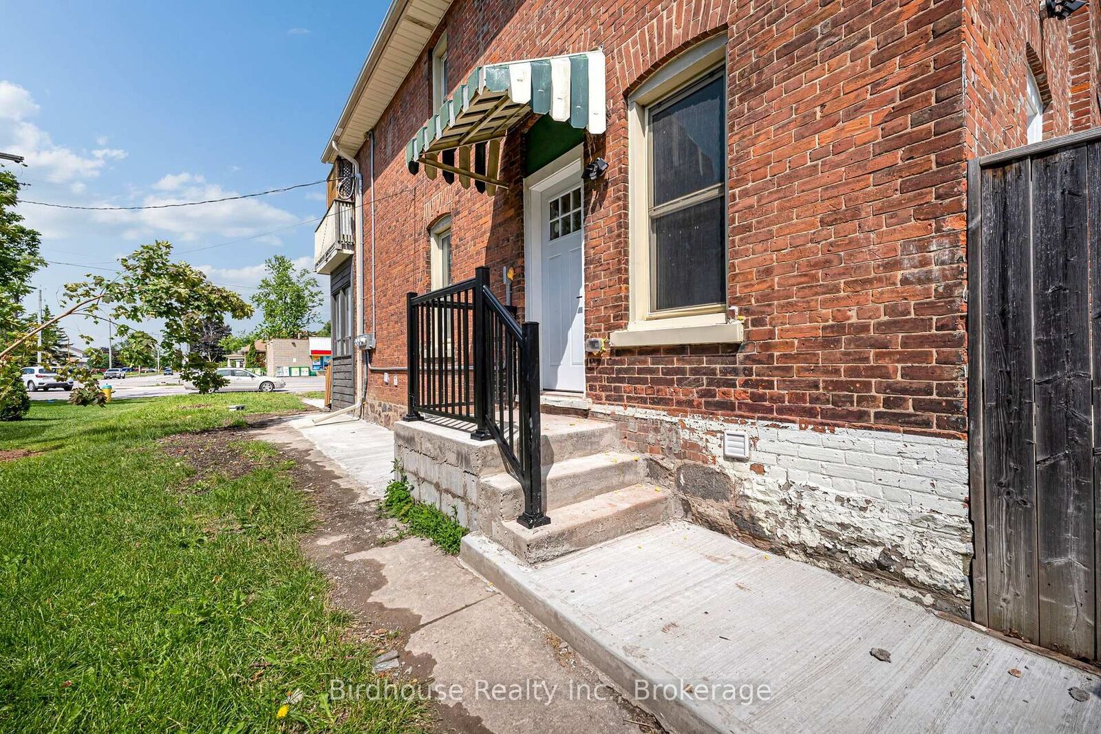 Property Photo: 108 Lindsay Street S Unit#C ON K9V 2M6