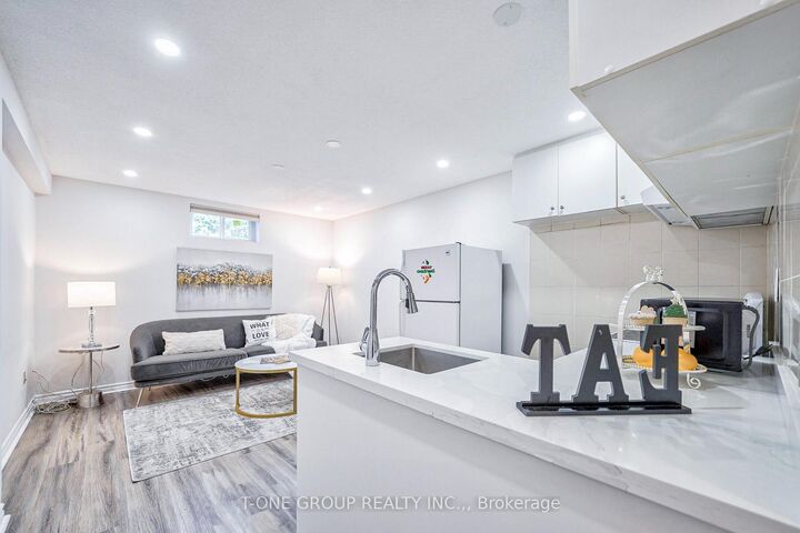 Property Photo: 18 Castle Hill Drive ON M1T 2Y3