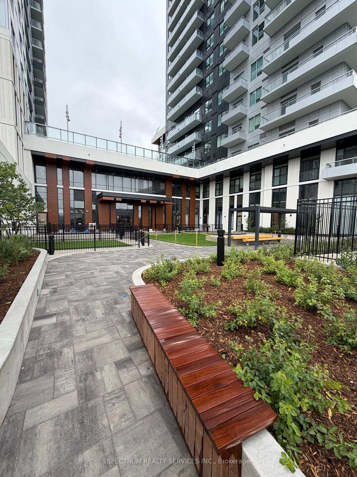 Property Photo: 5 Meadowdale Road 615 ON L4K 0C7