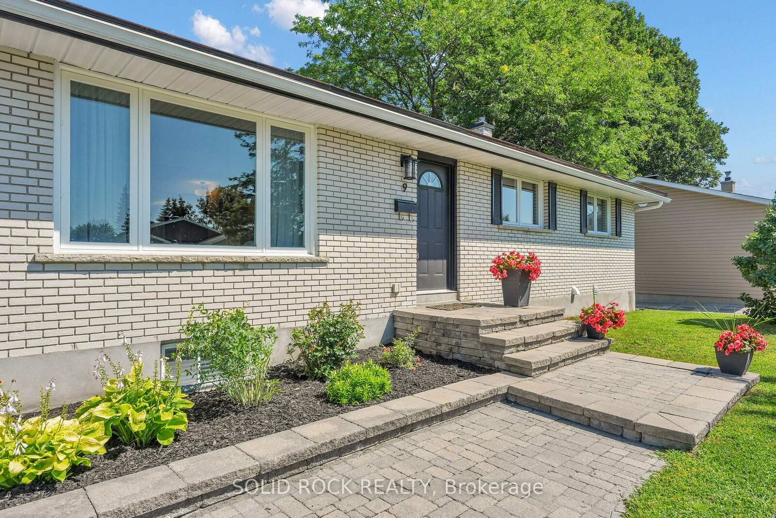 Property Photo:  9 Stanwood Drive  ON K2G 2Z1 