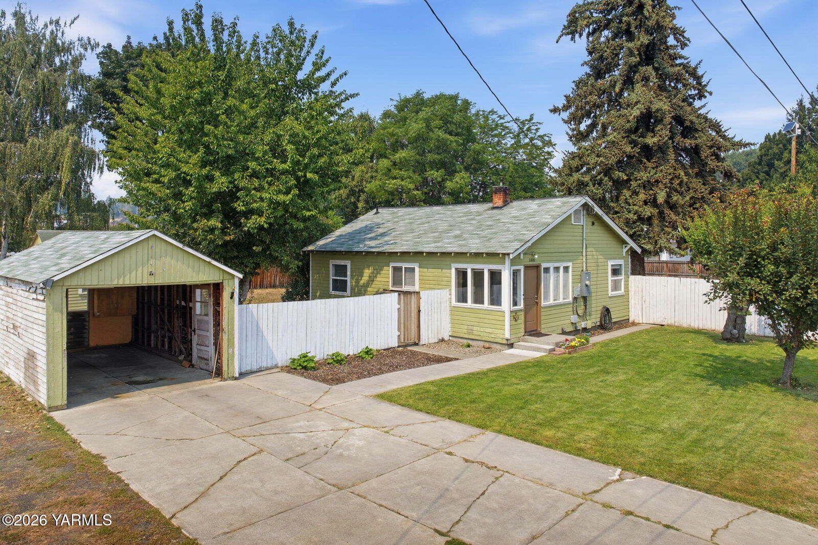 Property Photo: 2602 S 90th Ave WA 98903