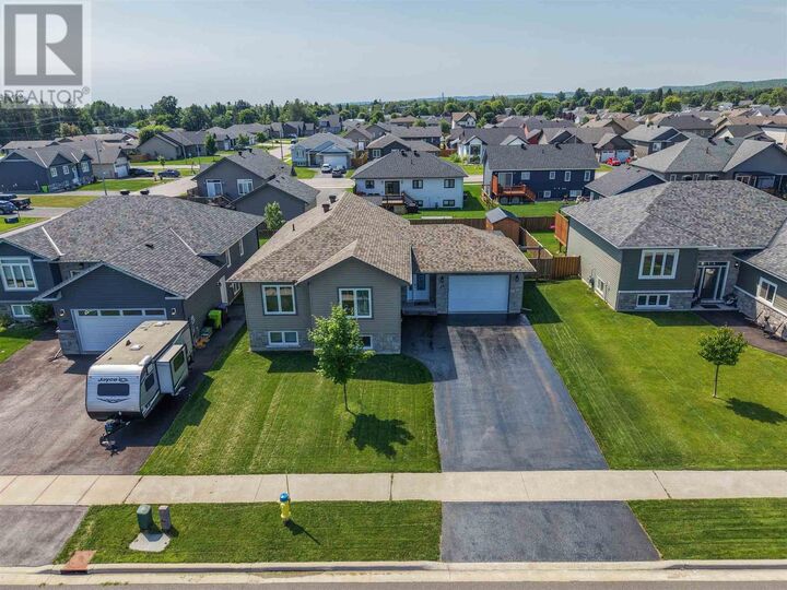 Photo de la propriété:  86 Chatfield Dr  ON P6C 0B1 