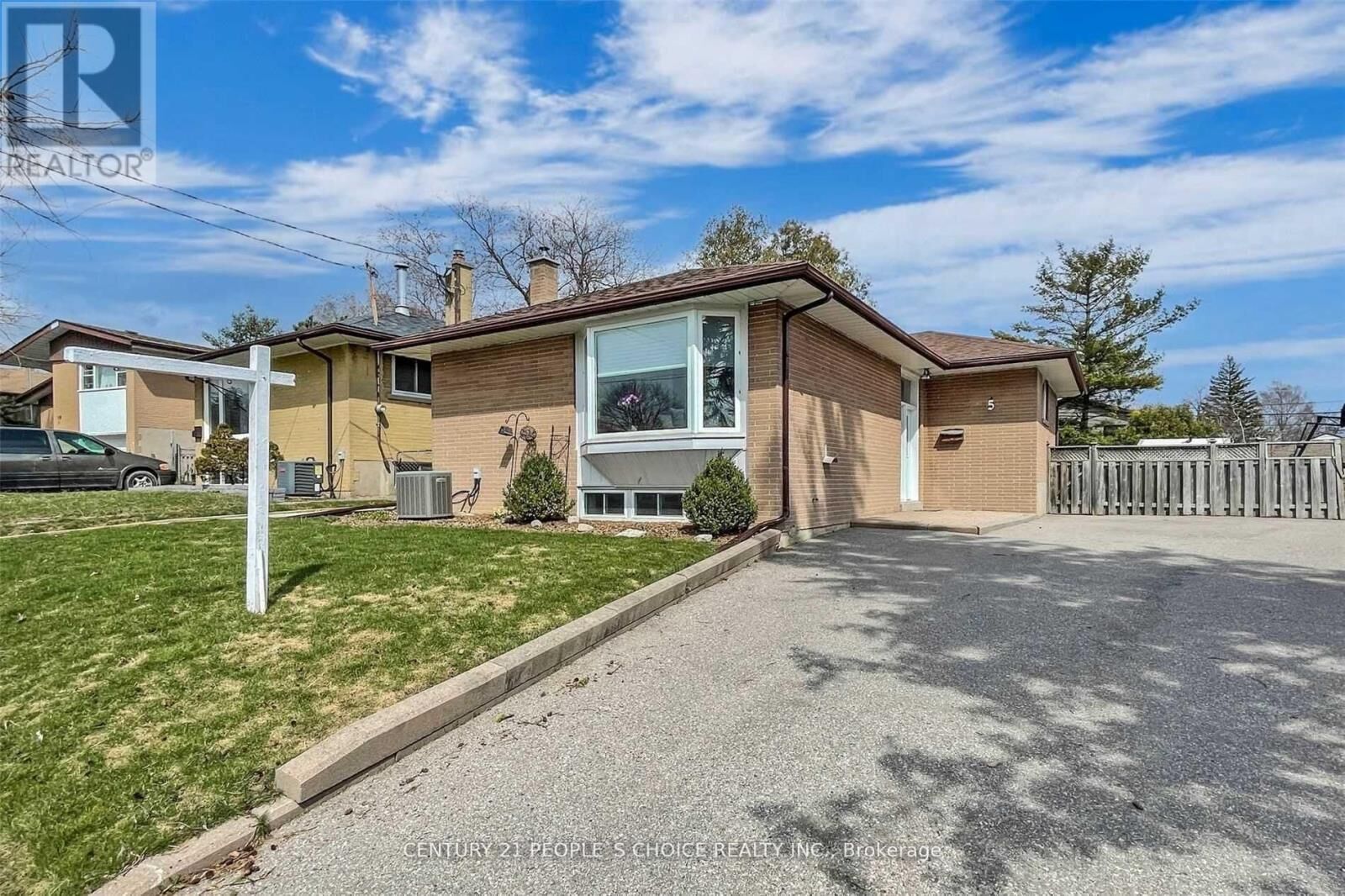 Property Photo:  5 Mid Pines Road  ON M1G 2L5 