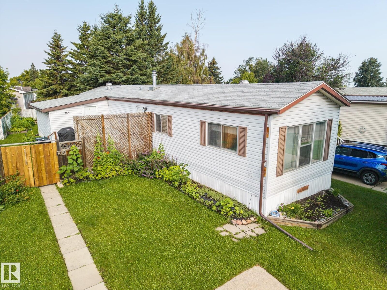 Property Photo:  1106 Lake Vista Drive  AB T8H 1J5 