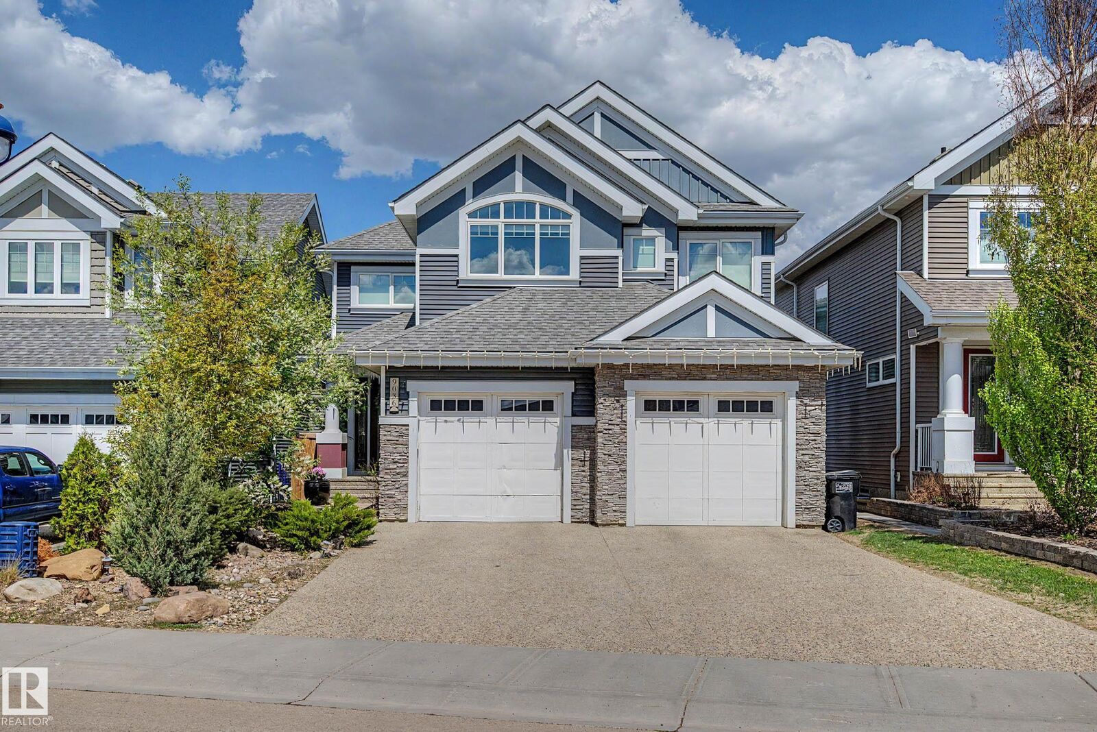 Photo de la propriété:  9036 24 Avenue SW  AB T6X 2C4 