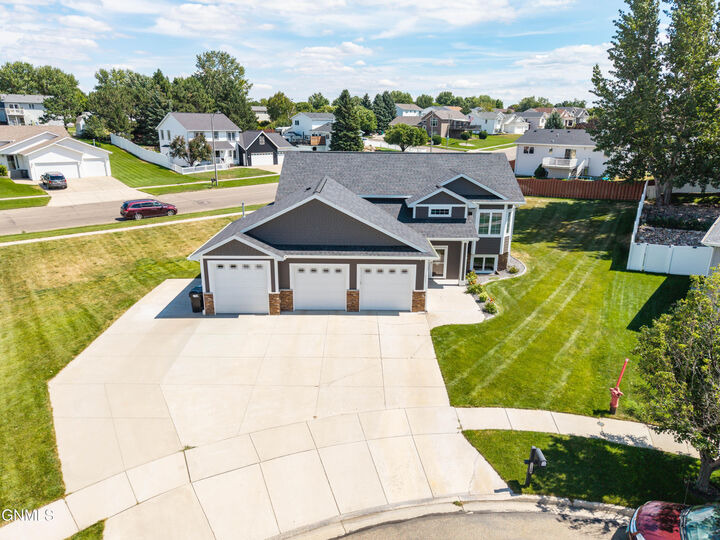 Property Photo: 2304 Eastview Place SE ND 58554