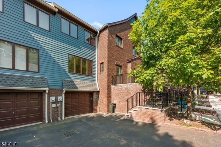 Property Photo:  22 Village Green Ct  NJ 07079 