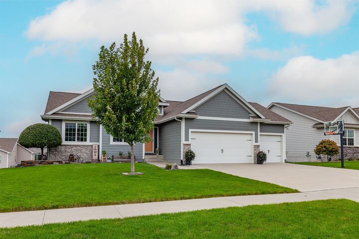 Property Photo:  4116 NW Applewood Street  IA 50023 
