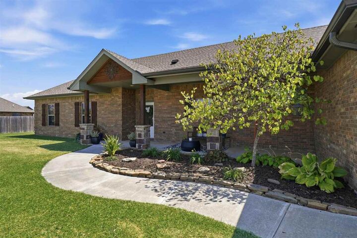 Property Photo:  5468 NE Elk Point Rd  OK  