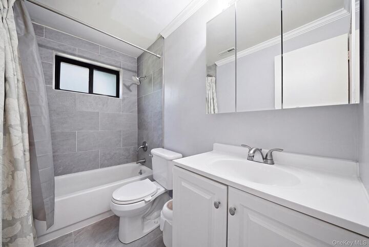 Property Photo:  3 Newbrook Lane 3  NY 11706 