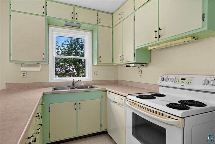 Property Photo:  801 12th Ave  MN 55616 