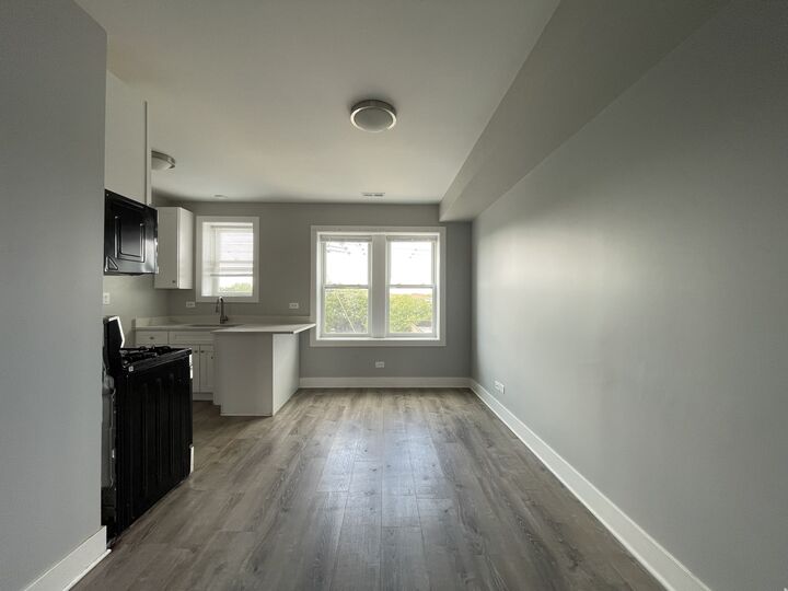 Property Photo: 722 N Austin Boulevard 1E IL 60302