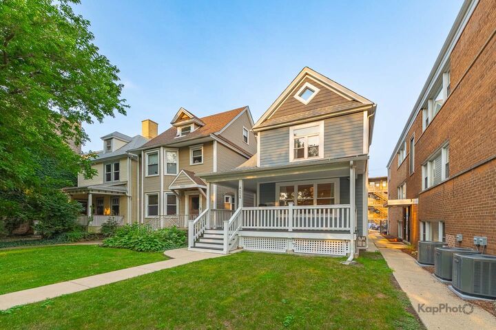 Property Photo: 4624 N Winchester Avenue IL 60640