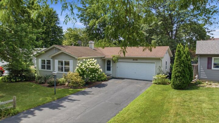Property Photo: 306 Pin Oak Drive IL 60542