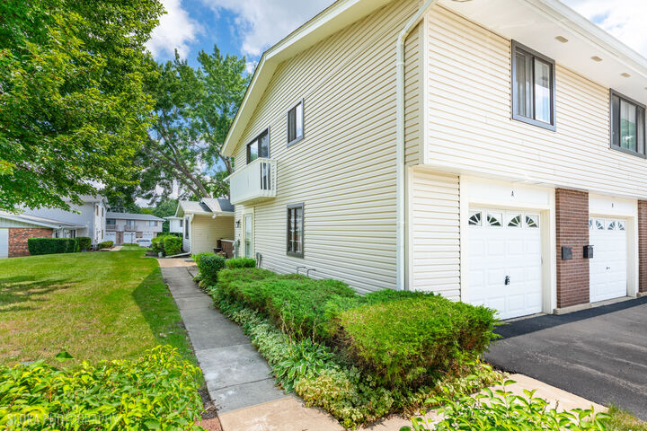 Property Photo: 193 Duxbury Court A IL 60108